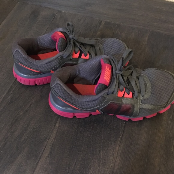 Nike Shoes - Women’s NIKE shoes Size 6